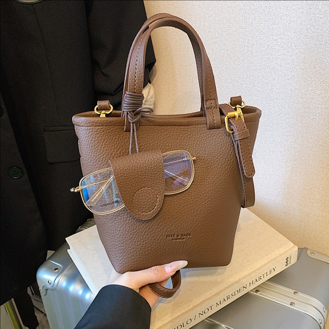 Nicho simple bolso de cesta de verduras de mano para mujeres otoño y invierno 2025 nuevo estilo versátil textura bolso de cubo de transporte de viaje mochila