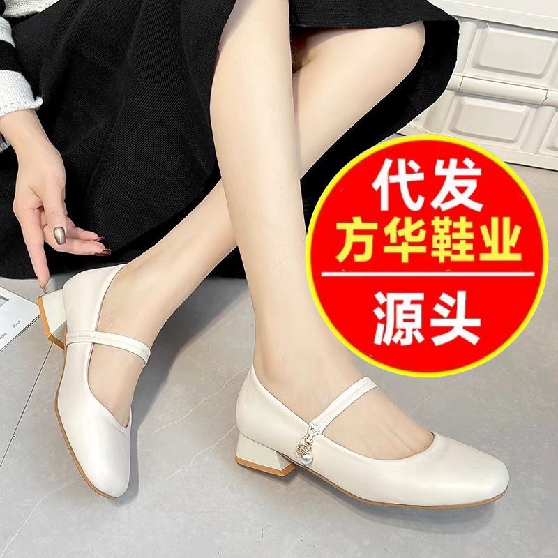 La primera capa de piel de vaca simple zapatos de moda para mujeres verano 2026 nuevo estilo simple de moda versátil tacones gruesos colgantes de perlas
