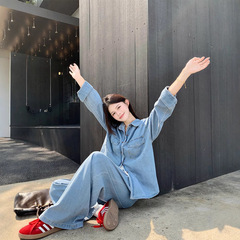 怠惰な風のたるみ感はカウボーイスーツの女性春2025の新しい薄いシャツのワイドパンツの2セットを着ています