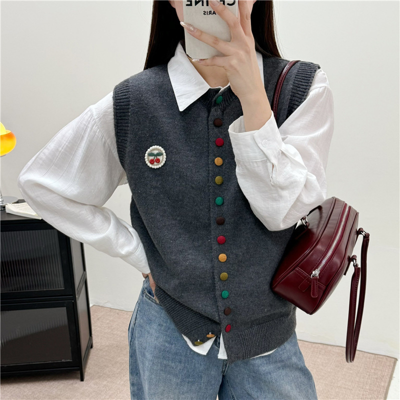カラーボタンさくらんぼ刺繍ニットベスト女性2025春秋新商品ゆるい重ね着ノースリーブセーター馬クリップ|undefined