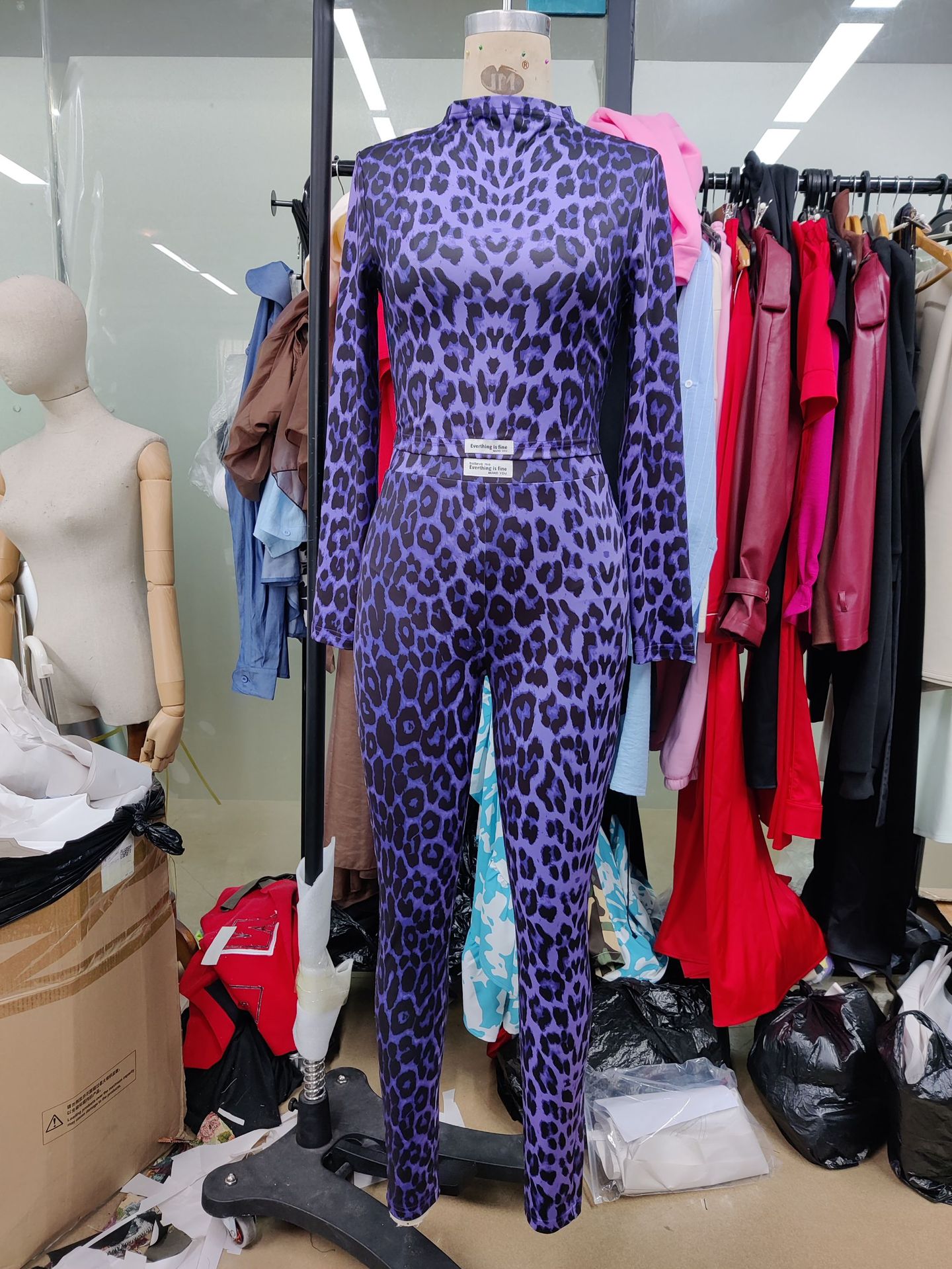 Modisches zweiteiliges Set mit Leopardenmuster für Damen: Langarmshirt und hochgeschnittene Hose – perfekt für Freizeit und Büro._voghion.com