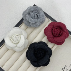 韓国版の手作り椿ジュエリーアクセサリー、小さな香りの黒、白、グレー、赤の花、ニッチで多用途なスーツとセーターアクセサリー