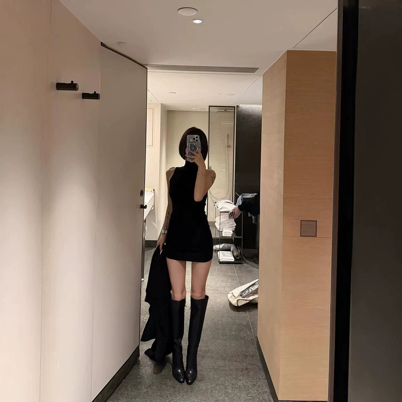 "Doubao AI Dress" Elegant High-Neck Ribbed Knit Sleeveless Dress for a Slimming Silhouette "Doubao AI Dress" Elegant High-Neck Ribbed Knit Sleeveless Dress for a Slimming Silhouette