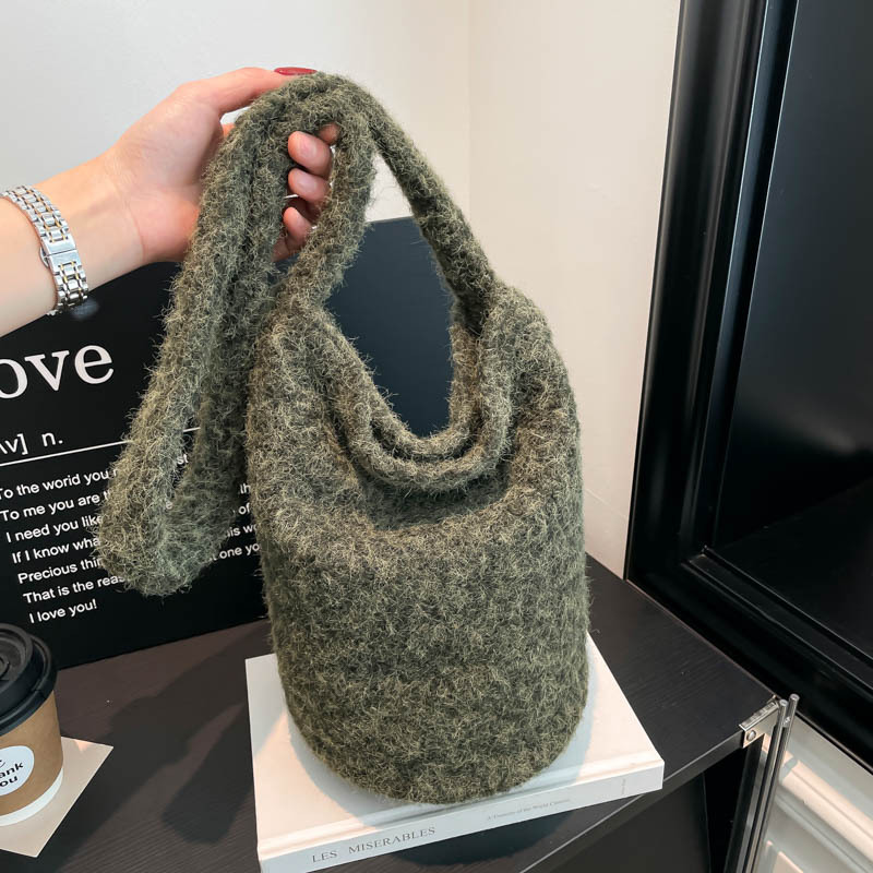 Bolsa de moda coreana de lana 2025 nuevo bolso de cubo de peluche suave glutinoso estilo extranjero de moda bolso de hombro de una sola mujer