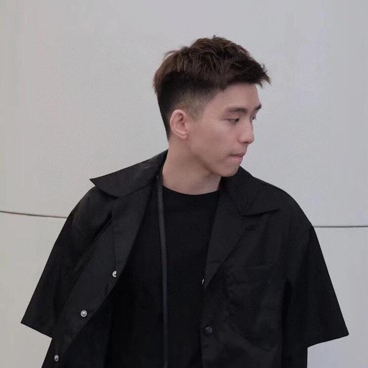 23 años camisa de manga corta clásica europea y americana solapa de verano de los hombres Polo suelta invertida triángulo bordado Diseño superior