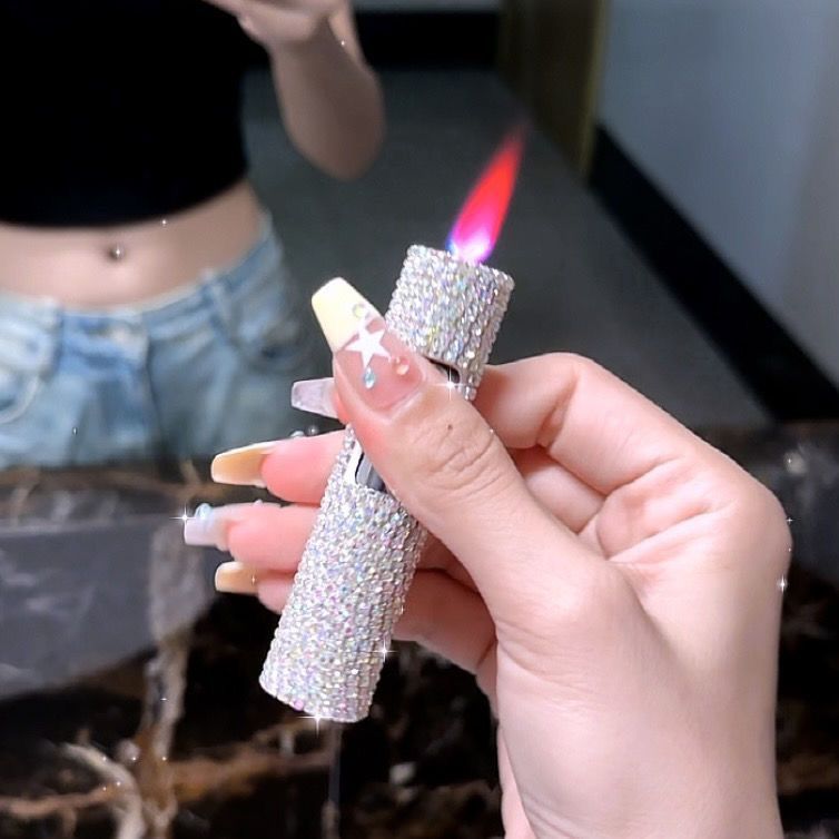 Briquet incrusté de diamants, entièrement serti de diamants, de grande valeur, coupe-vent, à pression, rose, cylindrique, orné de strass, créatif pour fille_voghion.com