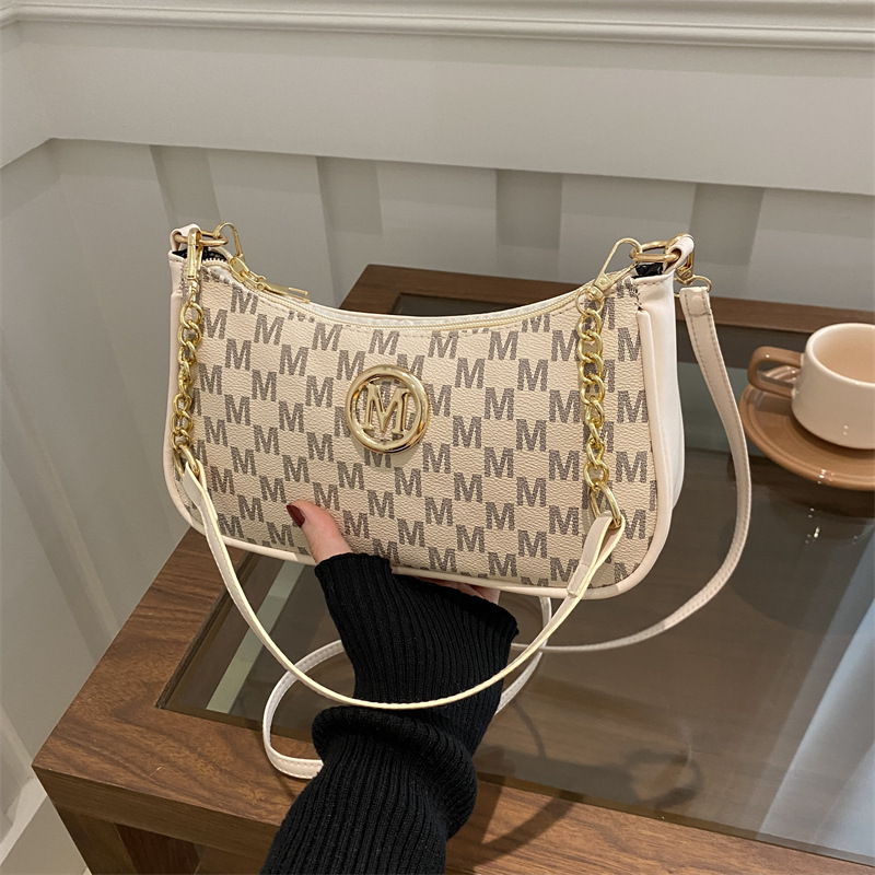 Este año, la moda de 2025, la nueva bolsa de nicho, la bolsa de hombro personalizada de estilo extranjero, la impresión de letras, la bolsa inclinada, la bolsa de media luna