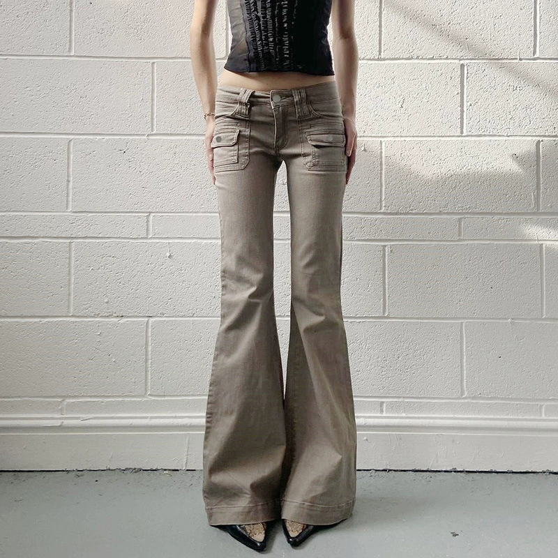 Сексуальная горячая девушка с низкой талией и тонкими карманными расклешенными брюками