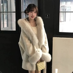 気質の千金感は狐の毛の襟のウールのコートの女性の冬のデザイン感の袖口の毛の保温の毛のコートをまねます。