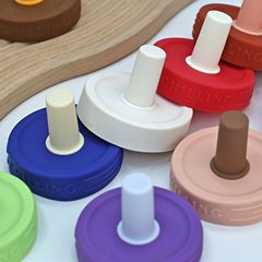 工場直販食品グレードのシリコンカップ蓋インターネット有名人のガラスプラスチックウォーターカップアクセサリーストロー付きダストキャップカップ蓋