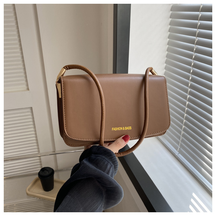 Texture simple et à la mode petit sac carré 2024 nouveau sac à bandoulière polyvalent de banlieue version coréenne sac à aisselles design de niche à la mode_voghion.com