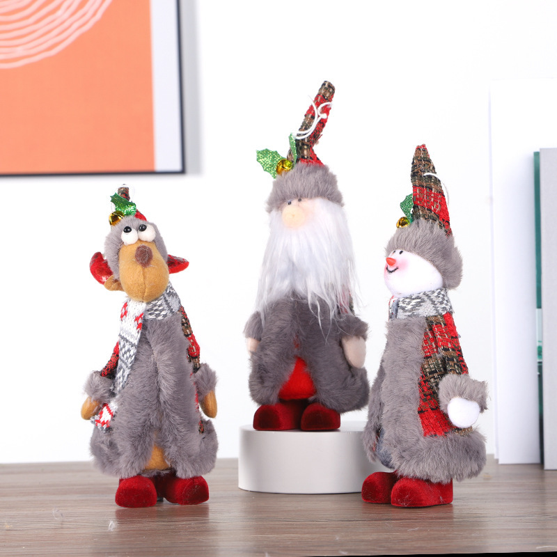 新しいクリスマス装飾品は立体的にマント風を着てサンタクロースがクリスマスツリーを飾ってクリスマスの鈴を飾っている|undefined