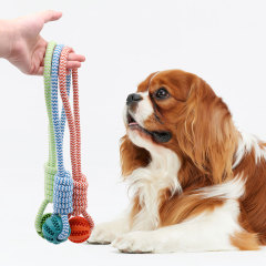 犬のおもちゃはかじっても悪くないです。ゴムはペットのおもちゃのボールを結びます。