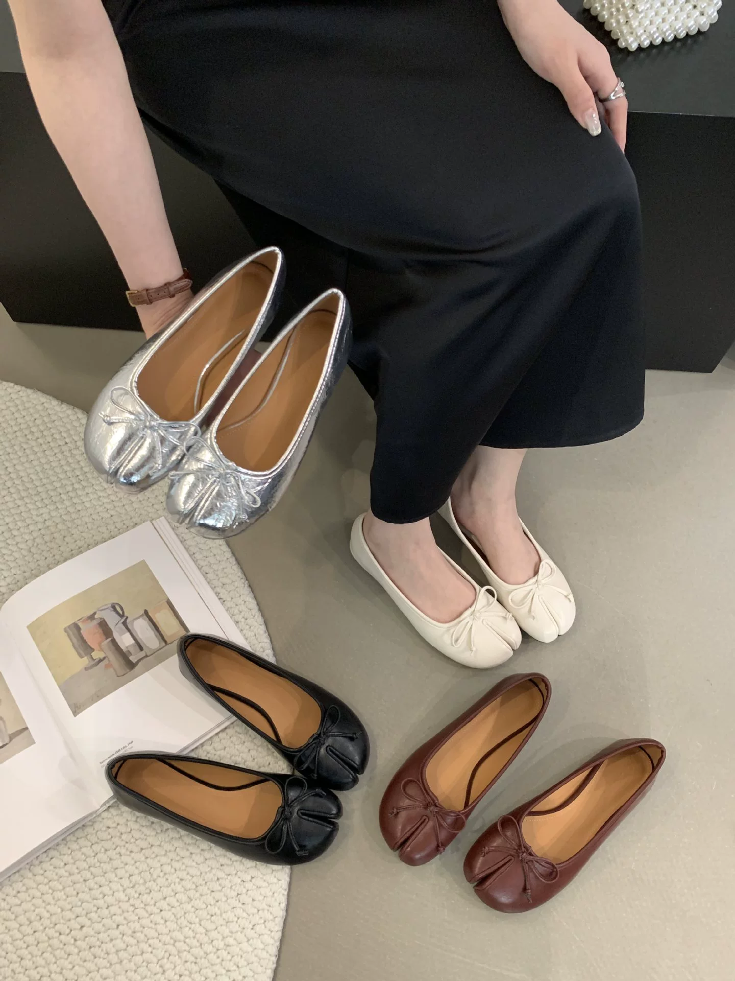 Женские летние балетки 2025 года, корейский стиль, квадратный носок, раздельный носок, бантик, неглубокий вырез, мягкая кожа.