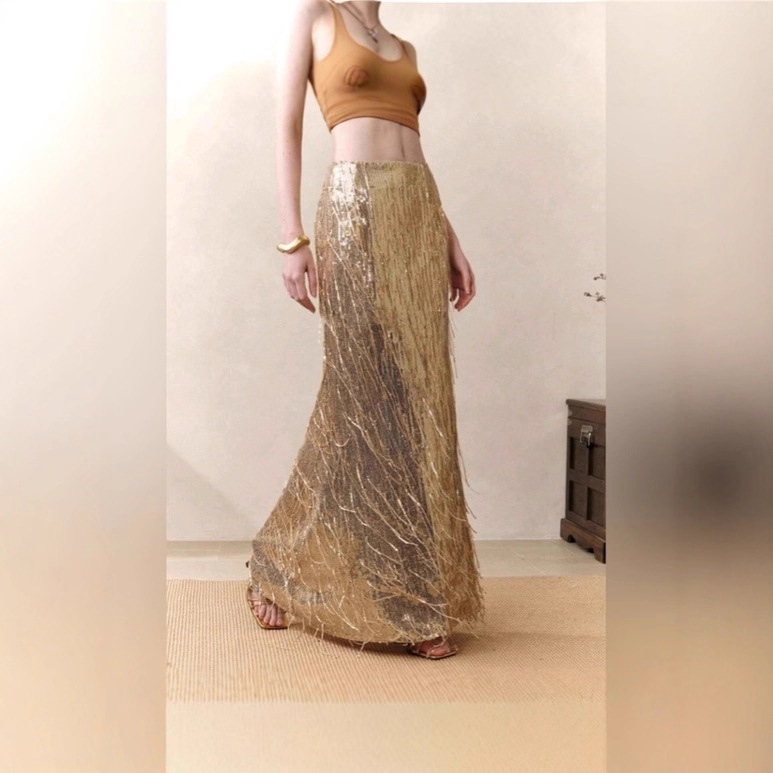 Qadın yüksək bel ətəkli, sequin və tassel bəzəkli elastik yubka