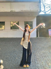 デザイン感のあるvネックのストラップのベスト女性の夏の透かし彫りの修身の袖なしの外にギャルのオープンフォークのニットの上着を着ます。