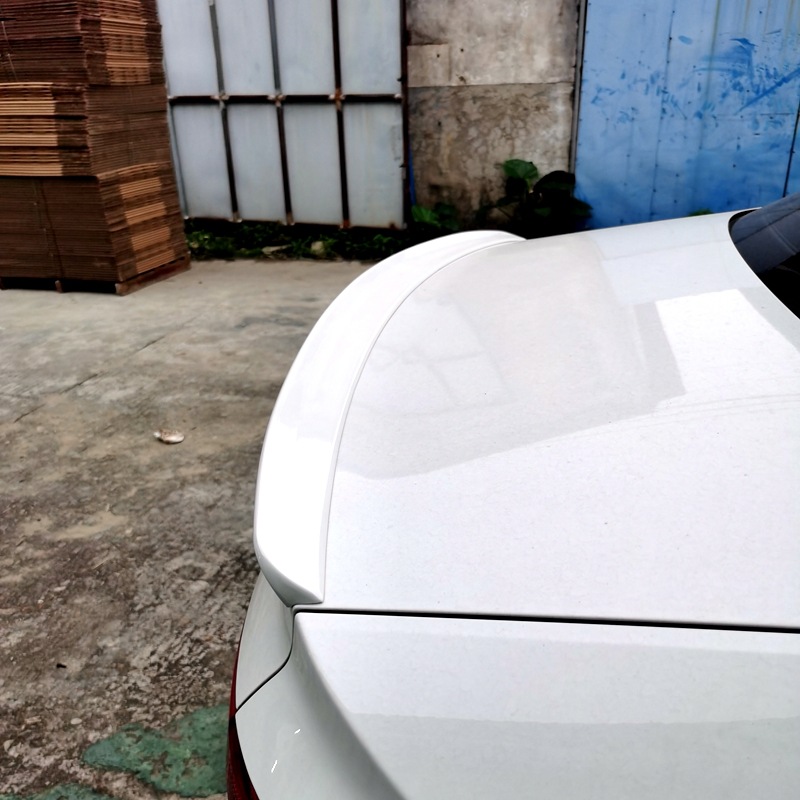 Suitable for Audi A4L, this S4-style small rear spoiler is a paint-applied ABS rear diffuser that can be installed without drilling holes, providing a streamlined and aerodynamic look