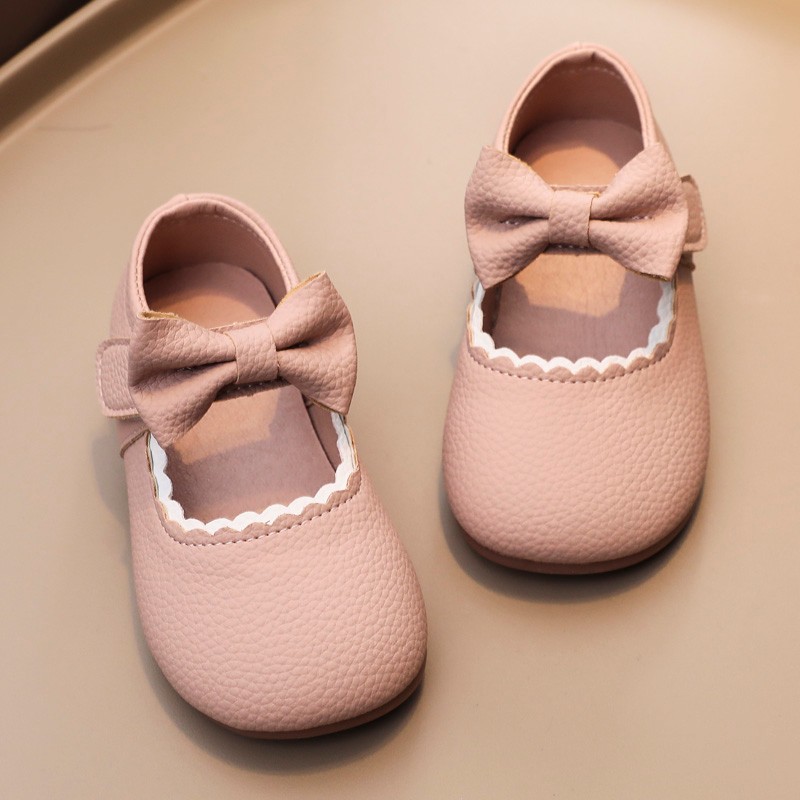 Zapatos de cuero para niñas 2025 verano nuevo estilo con lazo de suela suave zapatos de princesa para niños Velcro zapatos de bebé para niños pequeños y medianos