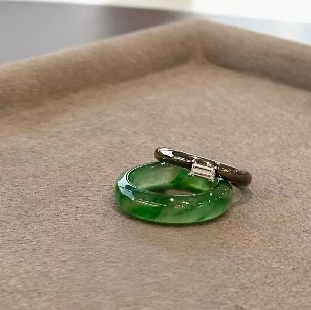 Chinesischer Stil Grüner Chalcedon Ring Mit Quadratischem Diamant_voghion.com