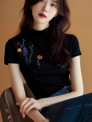 フランス式の黒い半高襟のプリントの氷の半袖のtシャツの女性の2025新型の爆発の夏のヨーロッパの商品の洋風の小さいシャツ