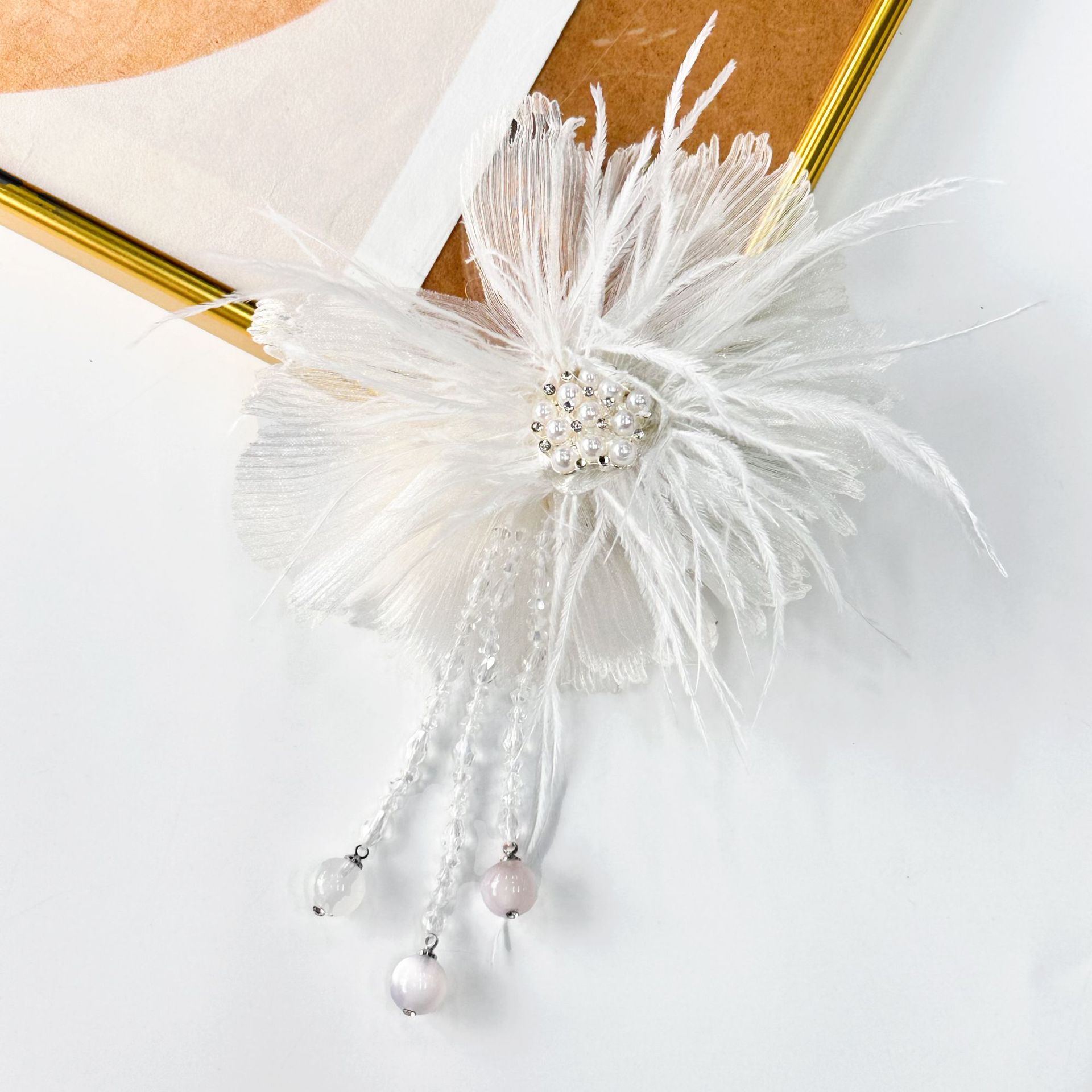 Plumas de perlas de Qixian accesorios de flores hechas a mano broches de cabello DIY temperamento pectoral ropa característica accesorios al por mayor