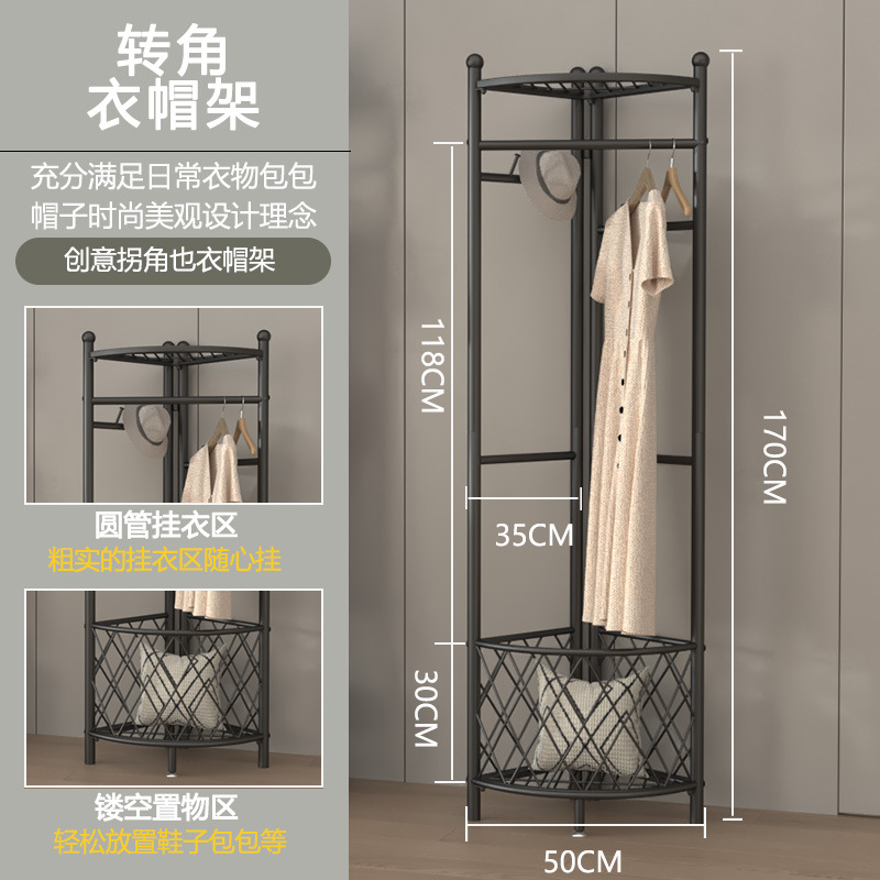 더러운 옷 바구니가 있는 검은색 코너 옷걸이
