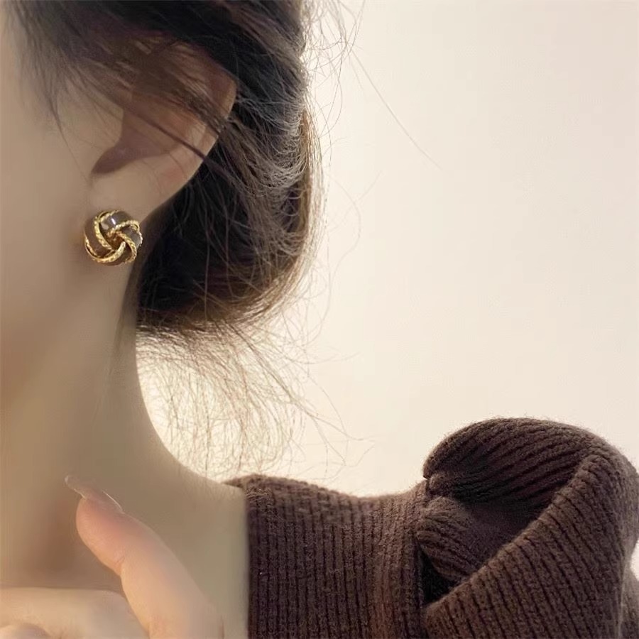2024 Pendientes de lujo ligero de temperamento de nuevo estilo, sentido de diseño de nicho, pendientes de alta gama, nudos de esmalte de goteo, pendientes de bola redonda, mujeres