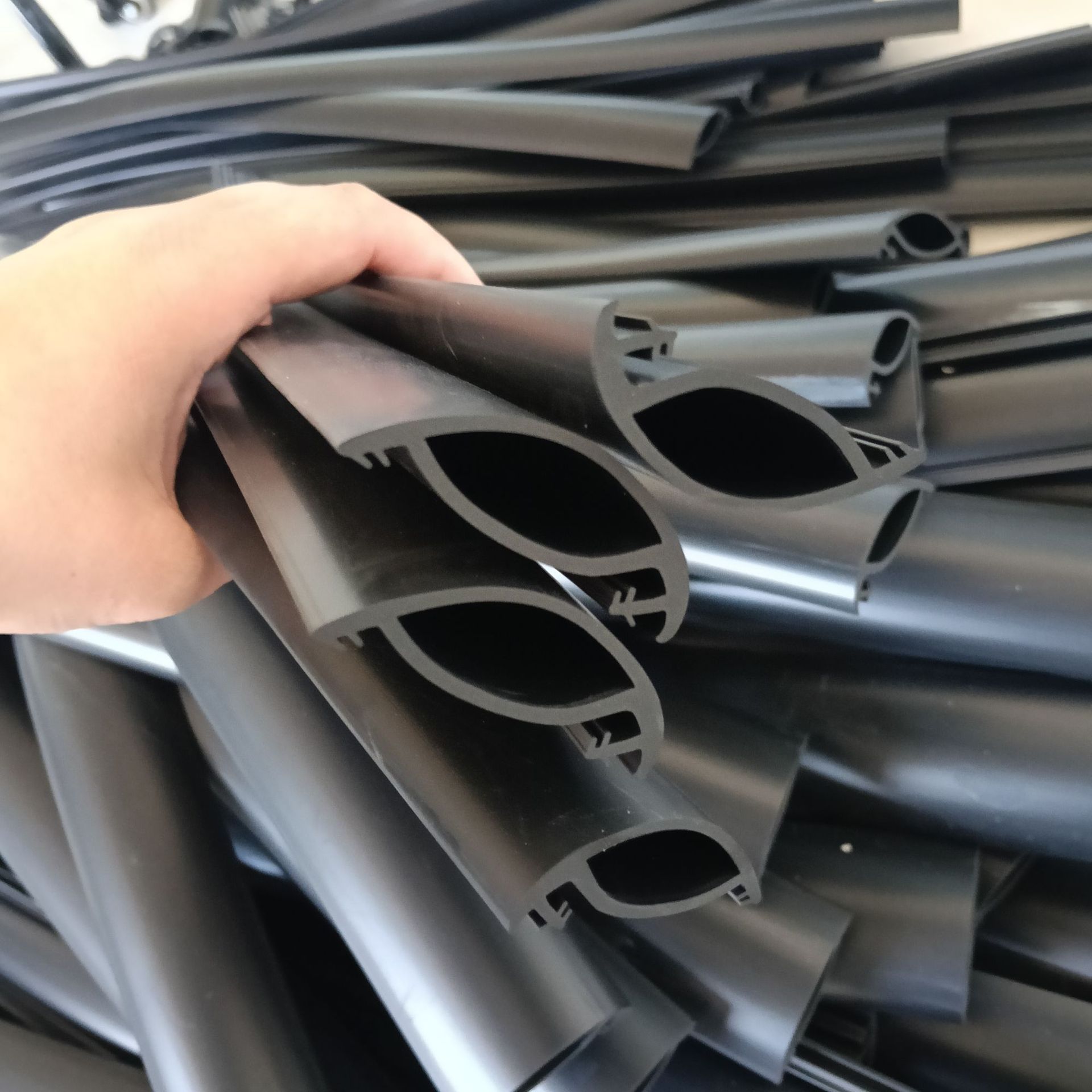 Three-component EPDM car door soundproofing and sealing strip, universal, thickened, windproof, dustproof, and impact-resistant decorative sealing strip
