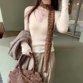 高级感韩系燕麦色毛衣V领修身长袖针织衫女秋冬季内搭打底衫上衣