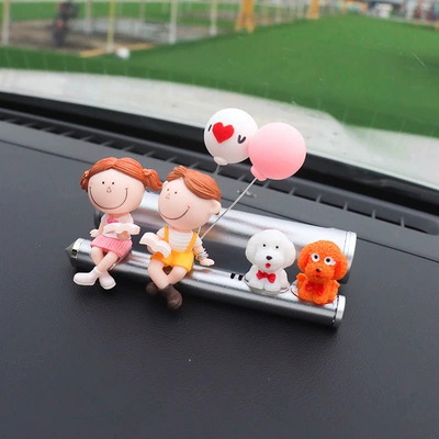 Nömrəli dayanma kartı: Internet Celebre Car Moving Couple - silver-couple-reading-book-2-dogs-balloons