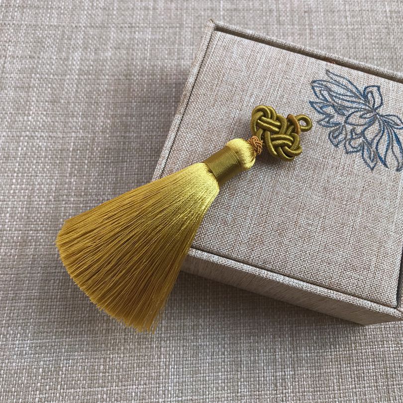 단색 흙빛 노란색