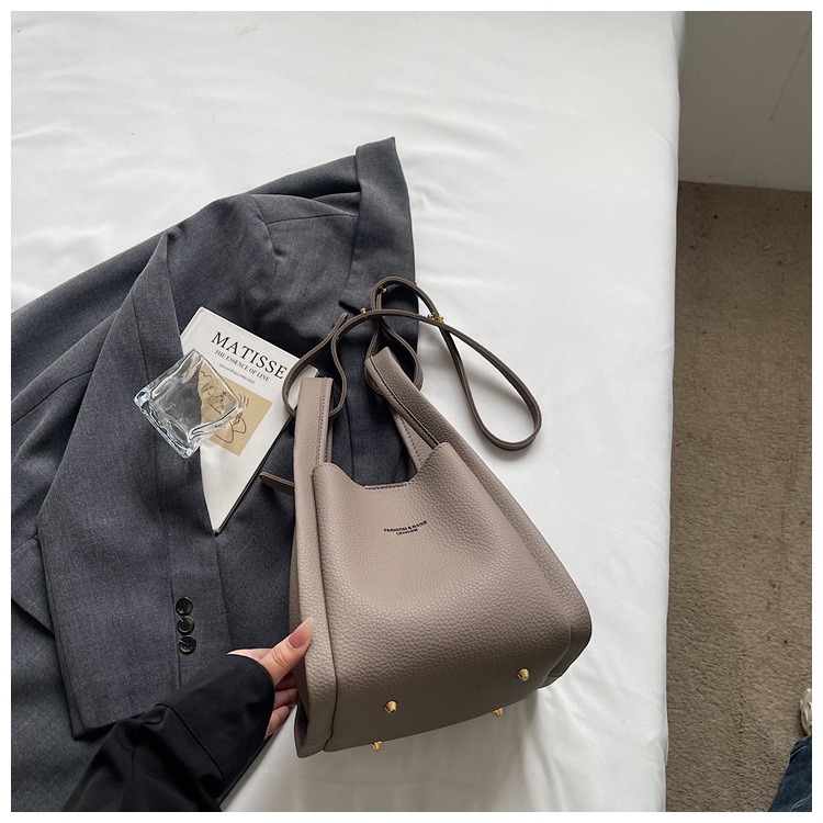 Este año popular simple bolso de cubo portátil para mujeres 2026 nuevo estilo de alto nivel lichi estampado lujoso mochila de hombro