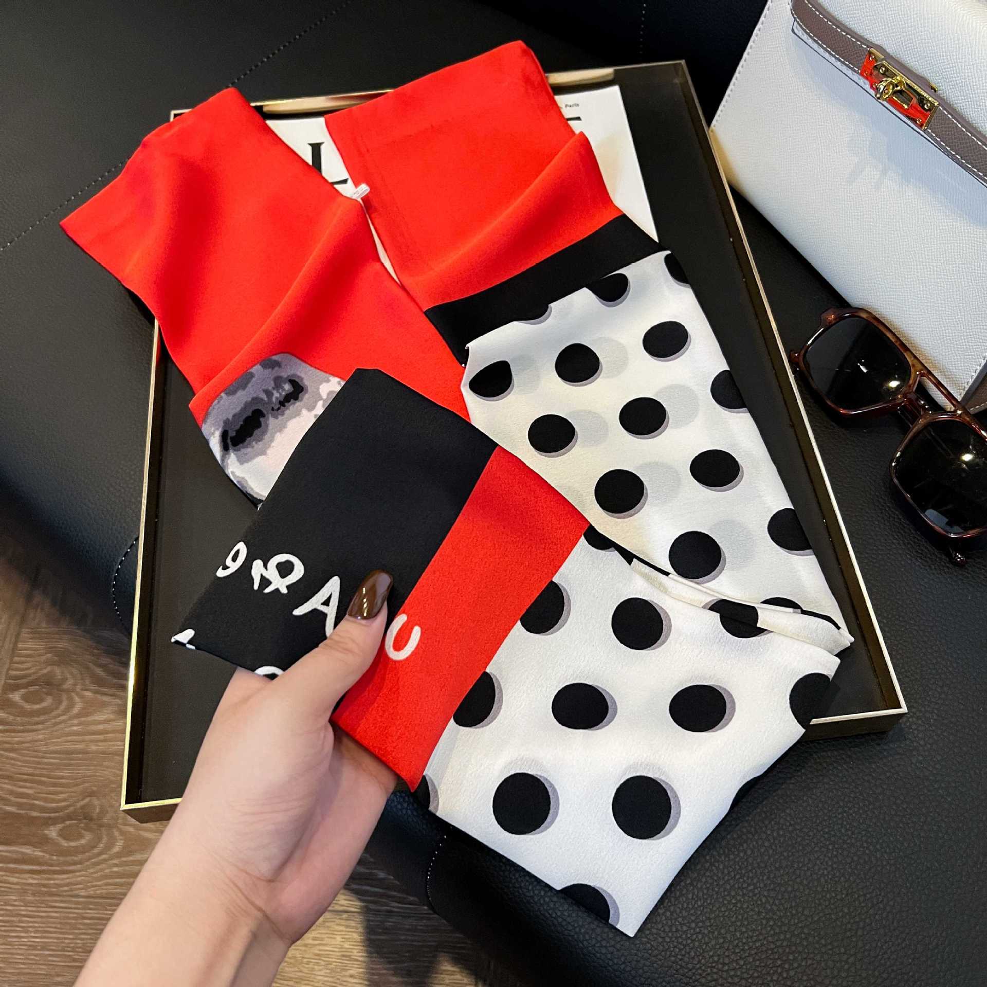 Nueva bufanda de seda pequeña banda larga estrecha para el cabello mujer estilo primavera y otoño moda madre bufanda estilo verano estilo fino serpentina bufanda al por mayor