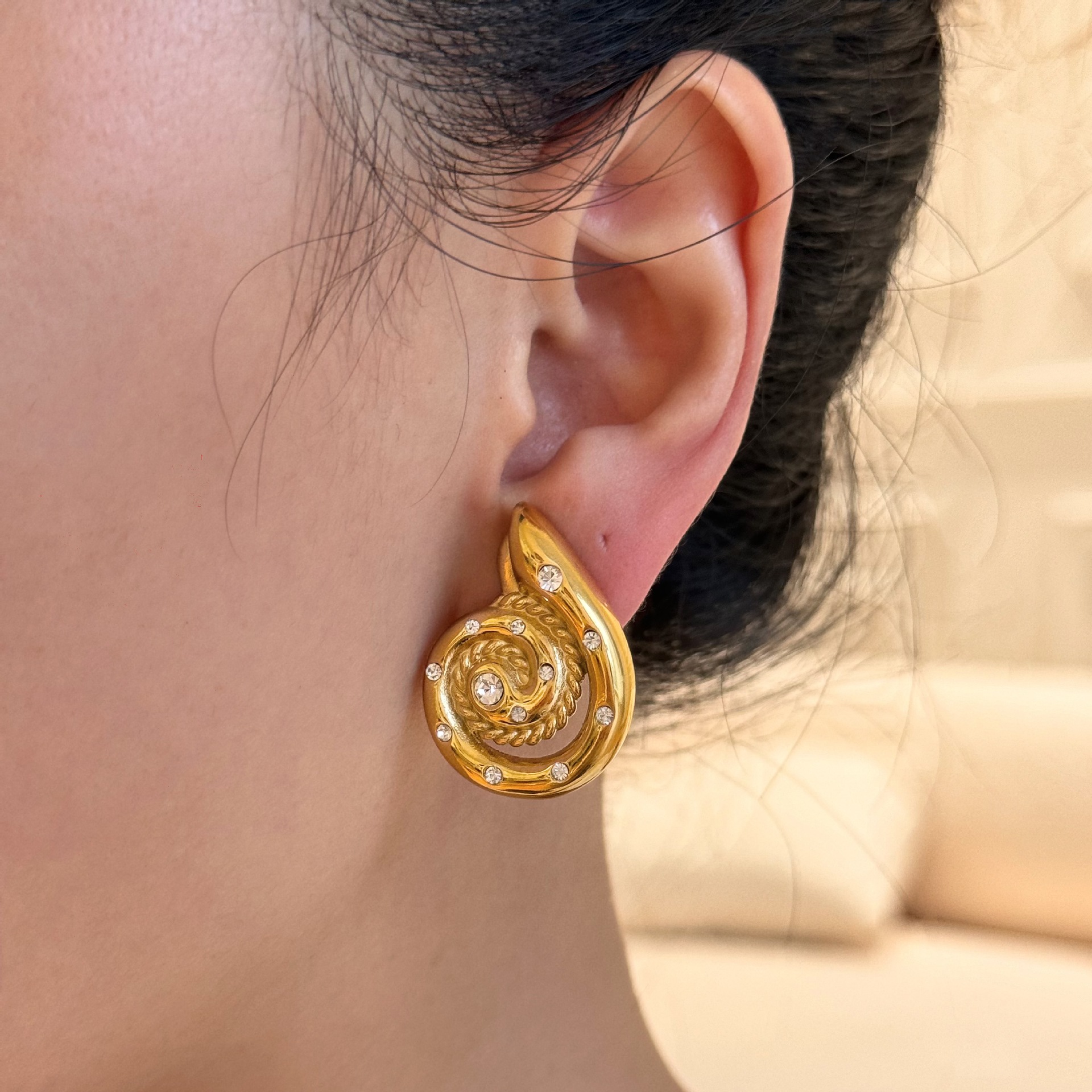 16g Weight 1 Pair Retro Flower Plating Titanium Steel 18K Gold Plated Ear Studs