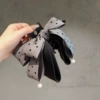 Серая заколка для хвоста
