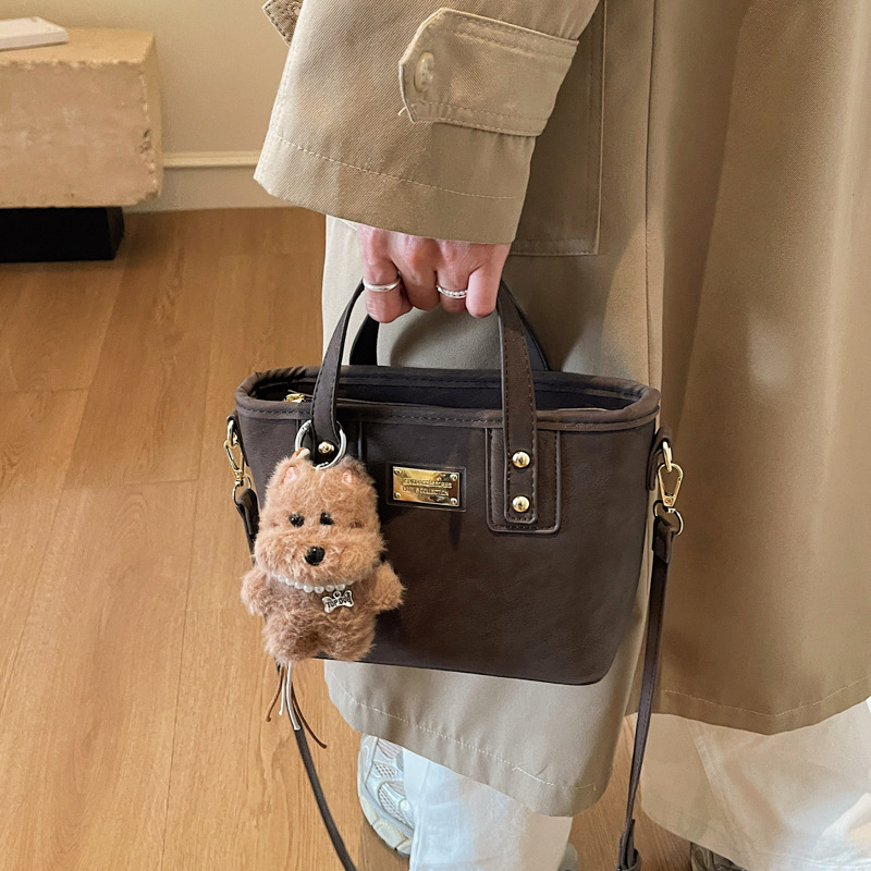 Alta sensación retro esmerilado bolso de cubo portátil 2025 otoño y invierno nuevo bolso de hombro de mujer de viaje versátil mochila