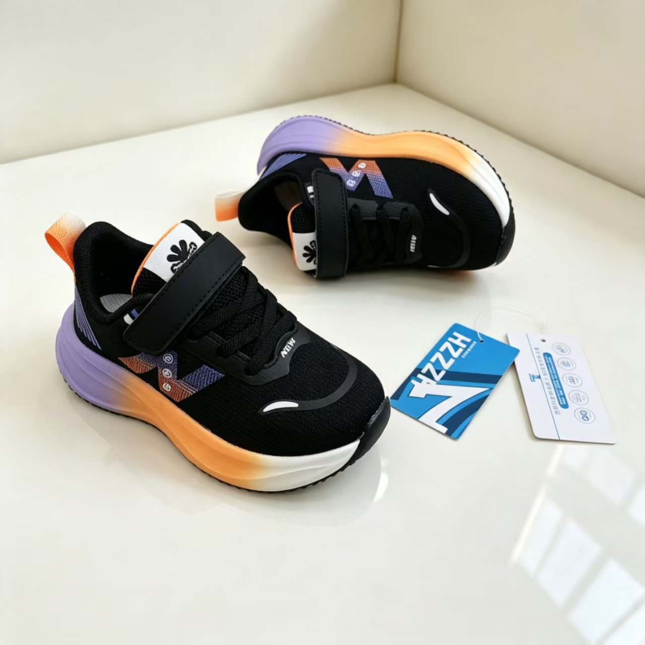 Zapatos deportivos para niños 2026 otoño nuevo botón giratorio ventilado para niños zapatos de carreras chicas zapatos de baloncesto de moda versátiles