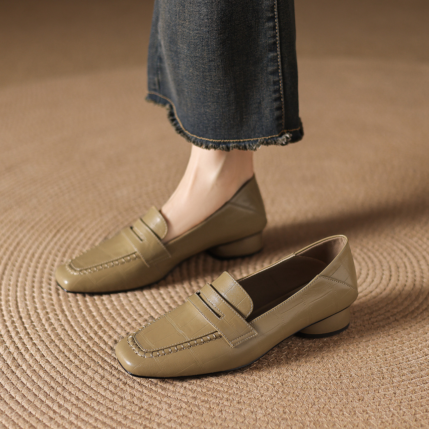 Giày loafer nữ da dê mũi vuông gót thấp cổ điển — đen
