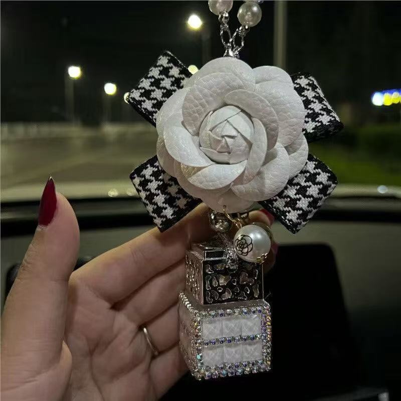 Colgante de coche, colgante de coche, botella de perfume de diamantes, decoración de coche de camelia, suministros de coche, bricolaje