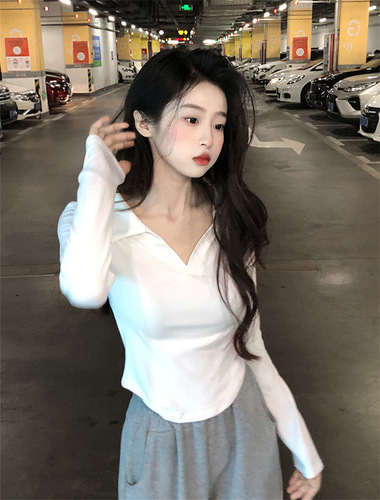 Polo-neck, pure-youth-style long-sleeved T-shirt for women—2024 autumn new design, edgy and stylish, slim-fit white cropped top.