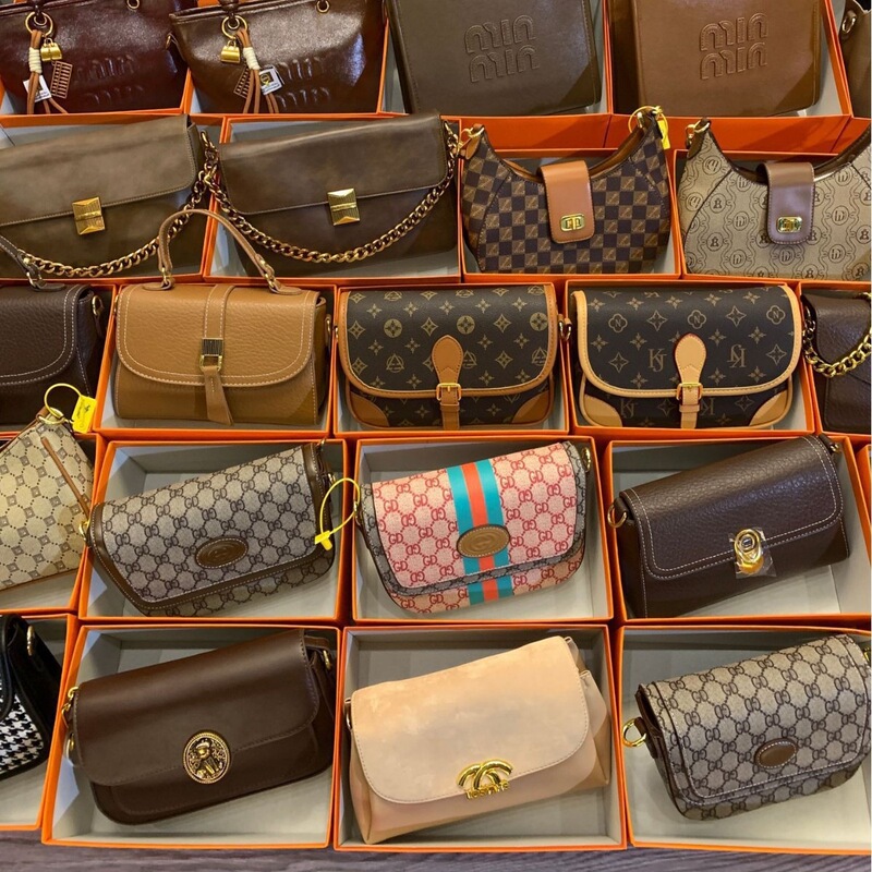 Wholesale supply for export, including women's bags in new, original packaging, and overstock items such as women's shoulder bags, crossbody bags, and tote bags Wholesale supply for export, including women's bags in new, original packaging, and overstock items such as women's shoulder bags, crossbody bags, and tote bags