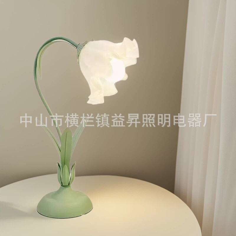 Bedroom bedside table lamp, trendy ins-style, girly pastoral floral ambiance night light, student study eye-protection desk lamp