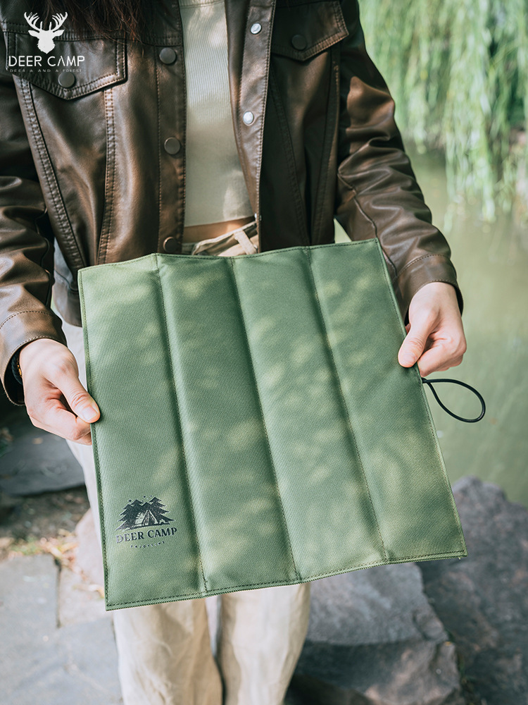 Bay Luは折りたたみ式の小さい座布団があります。アウトドアキャンプ春のピクニックは涼しくて、湿気を隔てて、防湿して山に登ります。