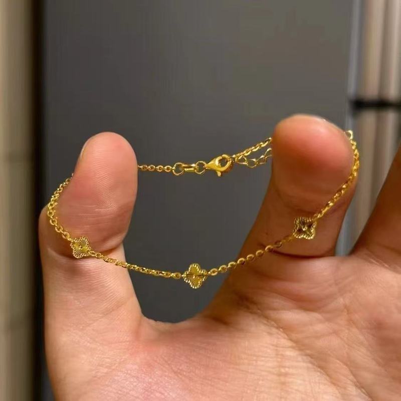 新しいライトラグジュアリーで絶妙なゴールデン四つ葉のクローバー三つ花ブレスレット、女性用ニッチデザイン、多用途でハイエンドのハンドジュエリー|undefined