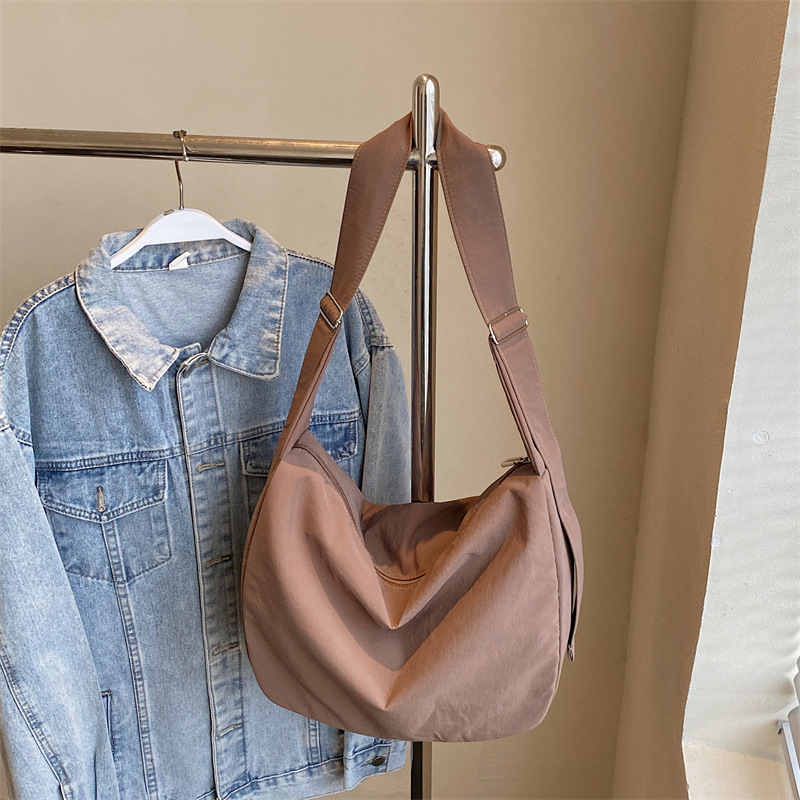 Bolsos de gran capacidad Bolsos de media luna de estilo perezoso para mujer Bolsos de bola de masa de mensajero de un solo hombro Bolsos de tela deportiva y de ocio de moda image 11