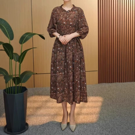 Дропшиппинг-платье серебристого цвета с короткими рукавами и принтом для мам среднего и пожилого возраста, модное и элегантное, закрывающее тело.