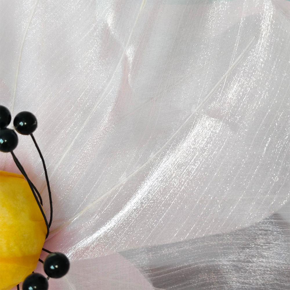 Flores hechas a mano de tela de seda perlada del centro comercial del hotel atrio escénico diseño fotográfico decoración de tarjetas de perforación al aire libre