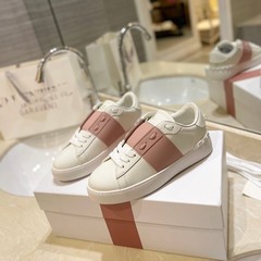 リベットの白い靴の女性のファッションの板靴の夏は男女の同じタイプの運動靴の白い厚い底を合わせて大きいサイズの靴を高く上げます。