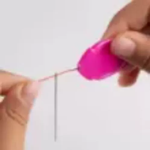 New needle artifact thumb fast -piercing sewing machine through a needle leader.