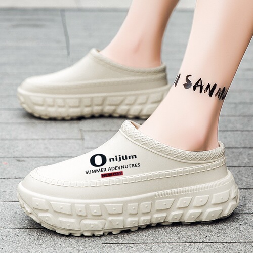New style slippers for men—indoor and outdoor, non-slip, waterproof, kitchen chef’s slippers—fashionable couple’s closed-toe slippers.